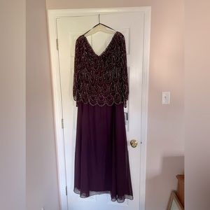 JKARA Women’s 20W formal beaded dress.